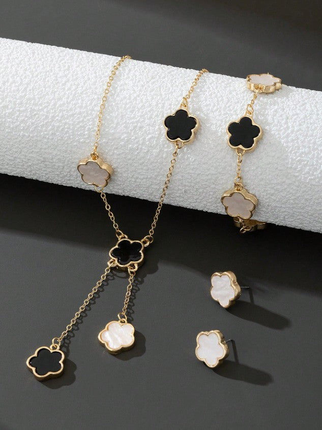 Conjunto de collar con colgante de trébol