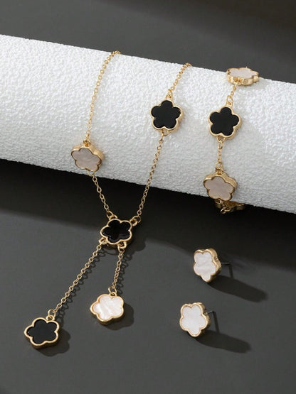 Conjunto de collar con colgante de trébol