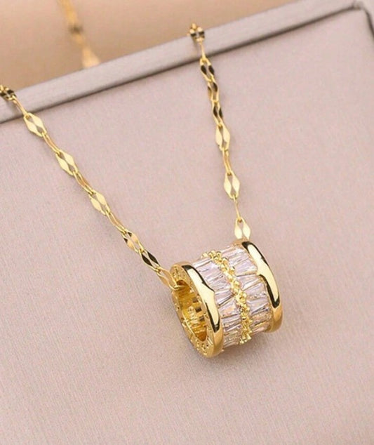 Collar con dije geométrico de forma cilíndrica